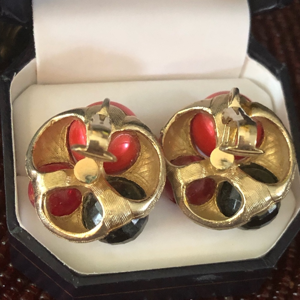Vintage Clip Earrings - Picture 8 of 9